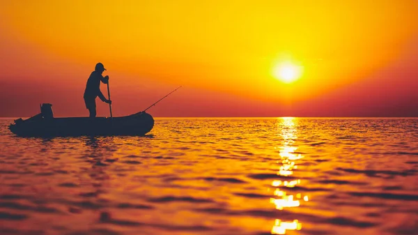 Silhouette Pescatore Che Pesca Tramonto Mare Aperto — Foto Stock