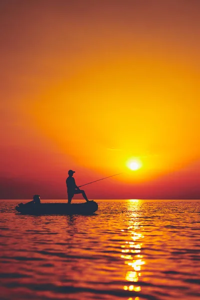 Silhouette Pescatore Che Pesca Tramonto Mare Aperto — Foto Stock