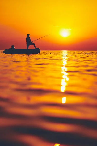 Silhouet Van Een Visser Die Zonsondergang Vist Open Zee — Stockfoto