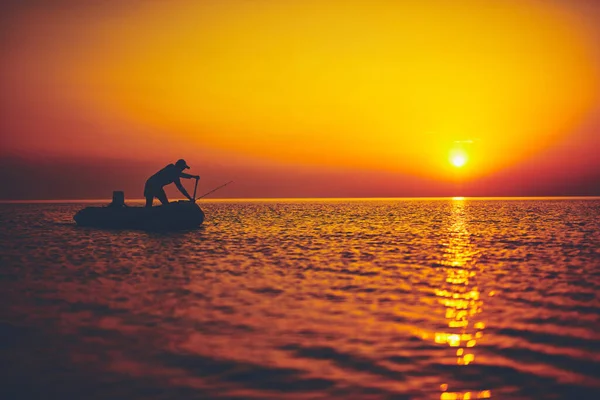 Silhouette Pescatore Che Pesca Tramonto Mare Aperto — Foto Stock