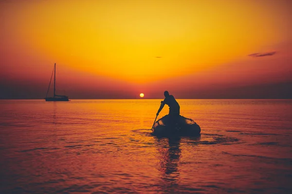 Silhouette Pescatore Che Pesca Tramonto Mare Aperto — Foto Stock