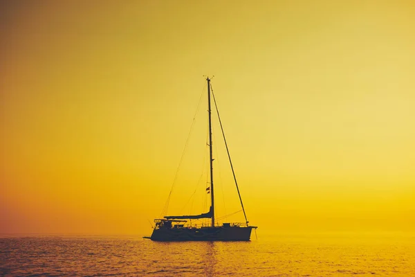 Silueta Velero Atardecer Amanecer Horizonte Oceánico — Foto de Stock