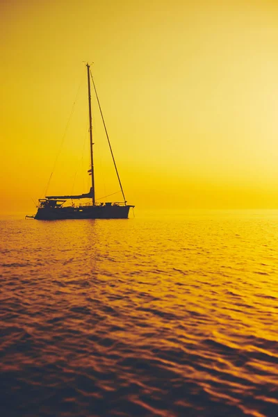 Silhouette Una Barca Vela Tramonto Alba Orizzonte Dell Oceano — Foto Stock