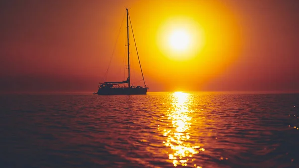 Sylwetka Żaglówki Zachodzie Wschodzie Słońca Oceanicznym Horyzoncie — Zdjęcie stockowe