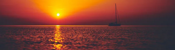 Силует Вітрильного Човна Під Час Заходу Сонця Сходу Сонця Океанського — стокове фото