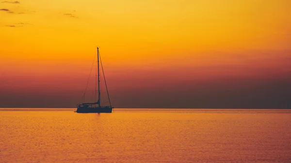 Silhueta Barco Vela Pôr Sol Nascer Sol Horizonte Oceânico — Fotografia de Stock