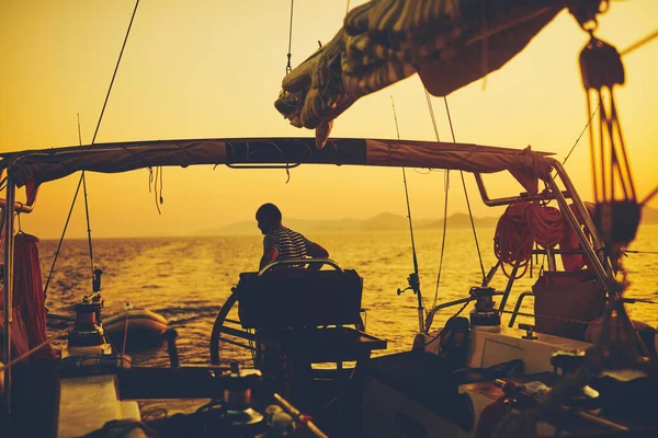 Segler Steuert Segelboot Mit Ruder Der Morgendämmerung Dämmerung Auf Offener — Stockfoto