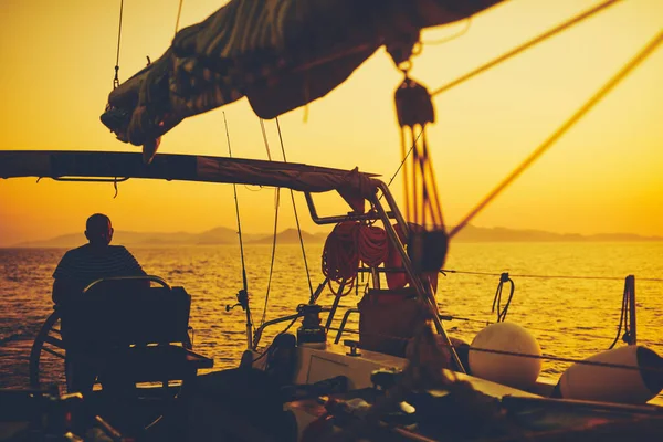 Velero Con Timón Amanecer Crepúsculo Mar Abierto — Foto de Stock