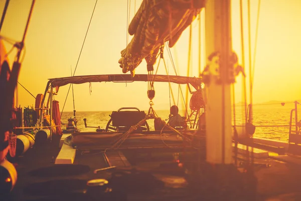 Velero Con Timón Amanecer Crepúsculo Mar Abierto — Foto de Stock