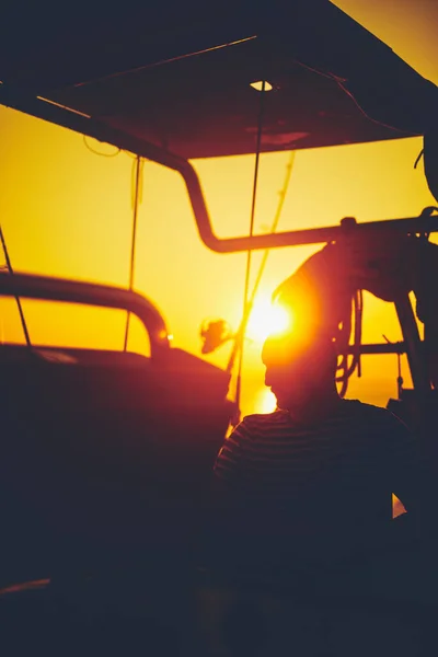 Segler Steuert Segelboot Mit Ruder Der Morgendämmerung Dämmerung Auf Offener — Stockfoto