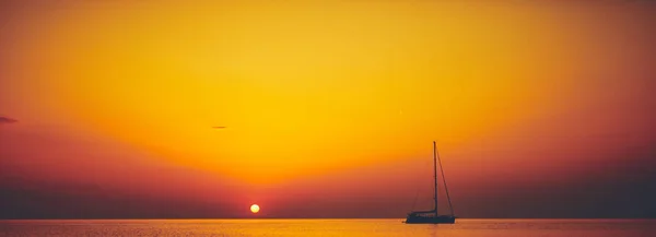 Silueta Velero Atardecer Amanecer Horizonte Oceánico — Foto de Stock