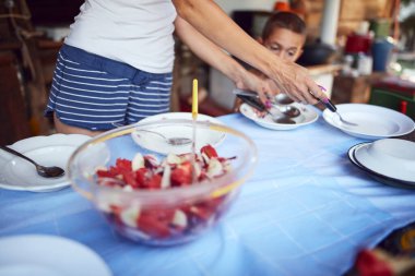 Kadın yaz yemeği için kırsal kesimdeki kır evinde yemek ve ziyafet hazırlıyor..
