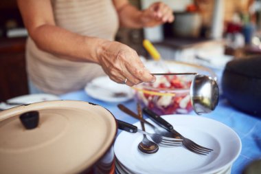 Kadın yaz yemeği için kırsal kesimdeki kır evinde yemek ve ziyafet hazırlıyor..