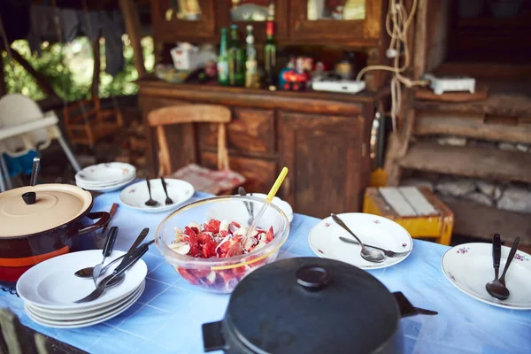 Rustiek Huisje Met Buiten Keukentafel Klaar Voor Zomer Lunch — Stockfoto