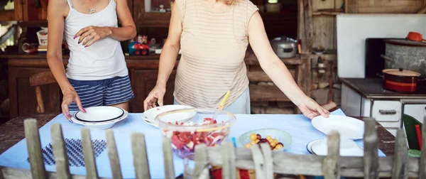 Familia Preparando Comida Festín Para Almuerzo Verano Campo Casa Rústica —  Fotos de Stock