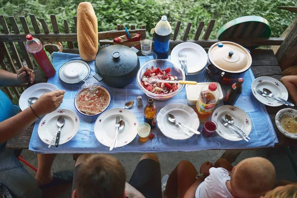 Familie Bereiden Eten Feest Voor Zomer Lunch Het Platteland Rustieke — Stockfoto
