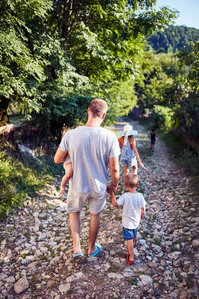 시골에서 산책을 즐기고 아버지와 자녀들 — 스톡 사진