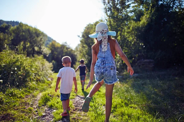 Crianças Caminhando Natureza Rural Desfrutando Fresco Campos Subúrbios — Fotografia de Stock