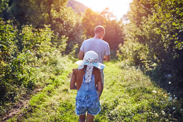 Vater Und Kind Genießen Spaziergänge Ländlicher Natur — Stockfoto