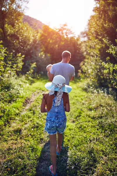 Vater Und Kind Genießen Spaziergänge Ländlicher Natur — Stockfoto