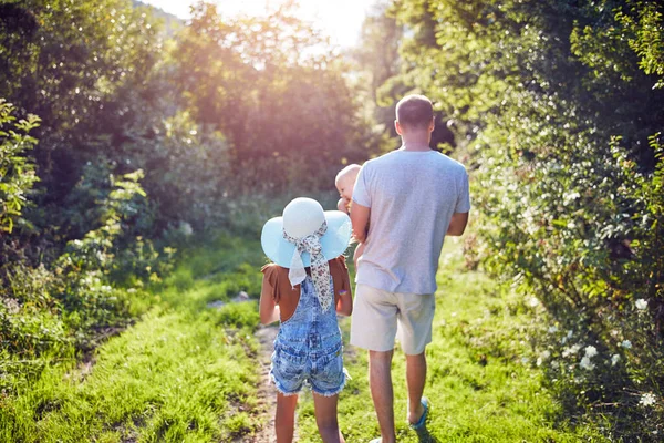 Pai Criança Gostam Caminhar Uma Natureza Rural — Fotografia de Stock