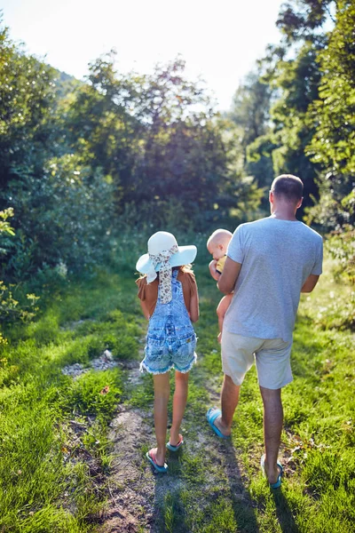 Pai Criança Gostam Caminhar Uma Natureza Rural — Fotografia de Stock