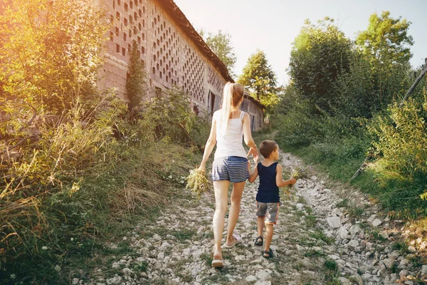 Mãe Filho Com Buquês Flores Andando Uma Estrada Aldeia Rural — Fotografia de Stock