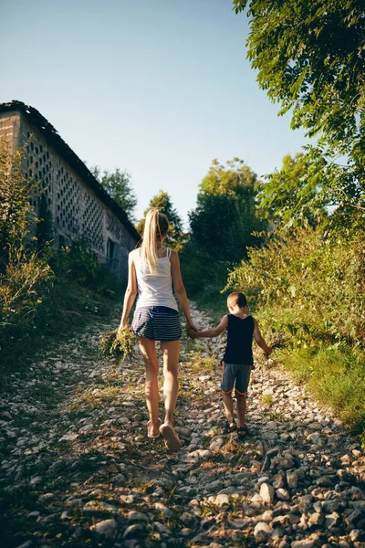 Mãe Filho Com Buquês Flores Andando Uma Estrada Aldeia Rural — Fotografia de Stock