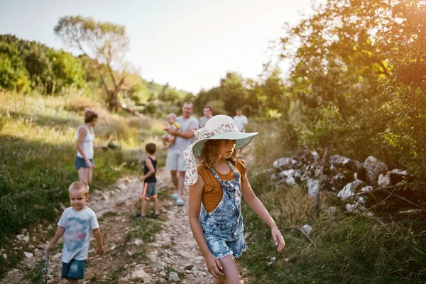 Mutter Und Vater Mit Kindern Beim Blumenpflücken Der Ländlichen Natur — Stockfoto