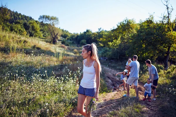 Mutter Und Vater Mit Kindern Beim Blumenpflücken Der Ländlichen Natur — Stockfoto