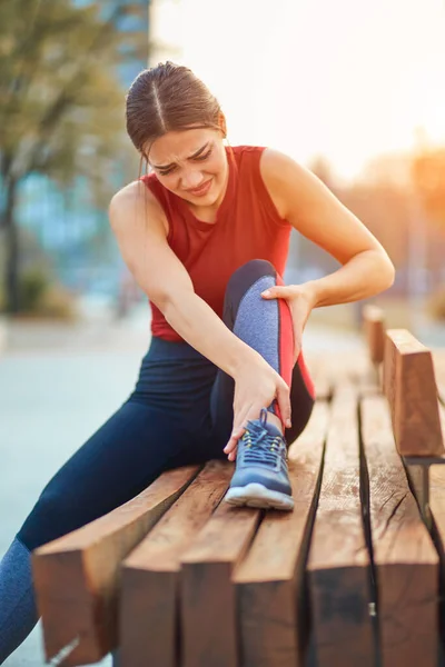 Joven Deportista Con Dolor Lesión Durante Ejercicio Trotar Parque — Foto de Stock