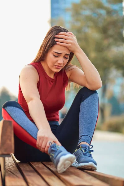 Joven Deportista Con Dolor Lesión Durante Ejercicio Trotar Parque — Foto de Stock