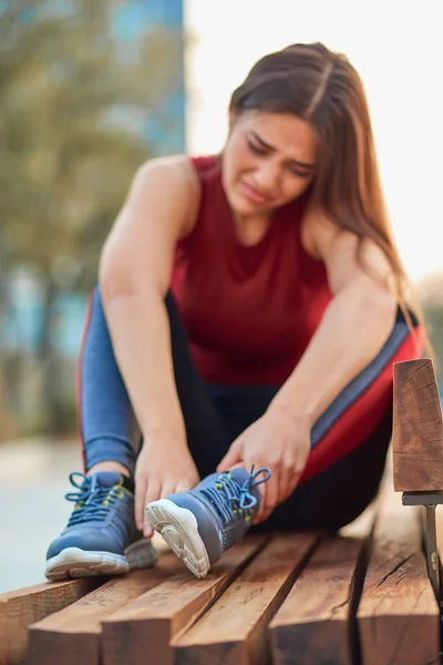 Jeune Sportive Souffrant Douleur Blessure Pendant Exercice Faisant Jogging Dans — Photo