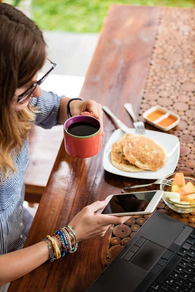 Жінка Використовує Ноутбук Мобільний Телефон Вдома Під Час Сніданку Концепція — стокове фото