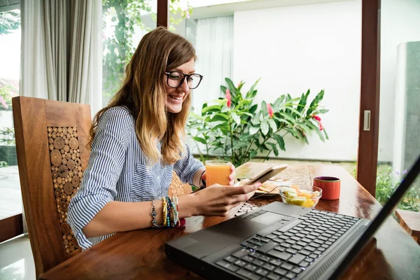 Mujer Usando Laptop Celular Casa Durante Desayuno Concepto Freelancing —  Fotos de Stock