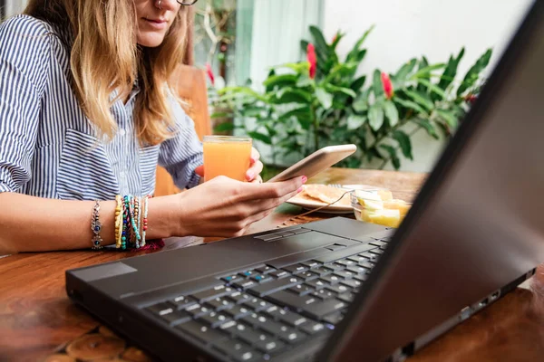 Donna Che Utilizza Laptop Cellulare Casa Durante Colazione Concetto Freelance — Foto Stock