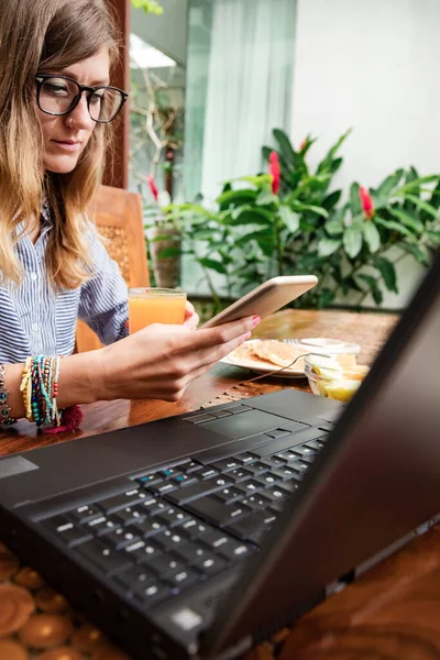 Mujer Usando Laptop Celular Casa Durante Desayuno Concepto Freelancing —  Fotos de Stock