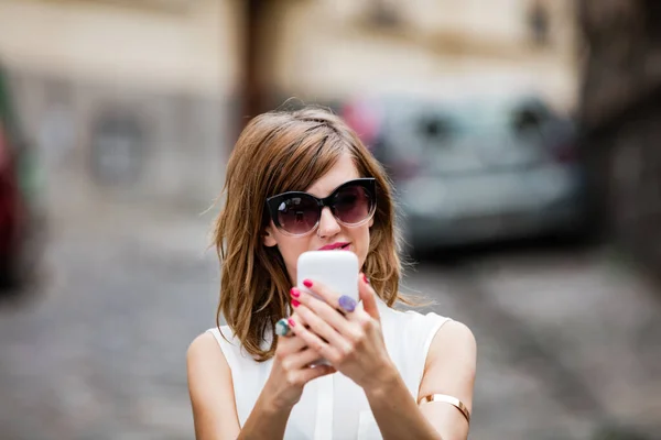 Γυναίκα Που Χρησιμοποιεί Smartphone Στη Μέση Του Δρόμου — Φωτογραφία Αρχείου