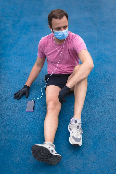 Sportsman Med Medicinsk Mask Och Handskar Smartphone Och Hörlurar Träna — Stockfoto