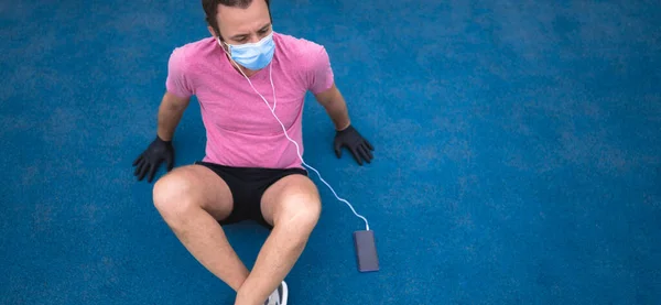 Sportsman Med Medicinsk Mask Och Handskar Smartphone Och Hörlurar Träna — Stockfoto