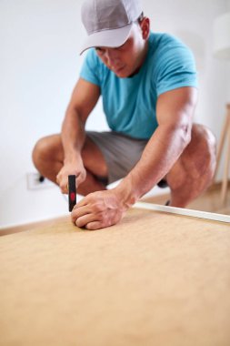 Yeni dairede mobilya montajı, taşınma ve çalışkanlık..