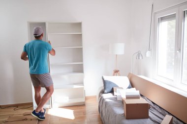 Yeni dairede mobilya montajı, taşınma ve çalışkanlık..