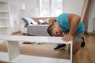 Yeni dairede mobilya montajı, taşınma ve çalışkanlık..