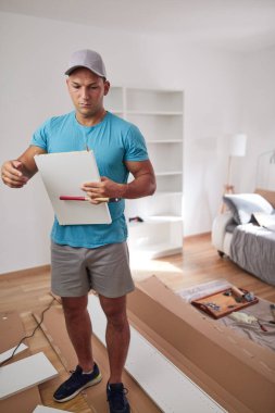 Yeni dairede mobilya montajı, taşınma ve çalışkanlık..