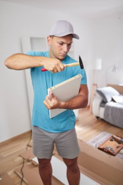 Yeni dairede mobilya montajı, taşınma ve çalışkanlık..