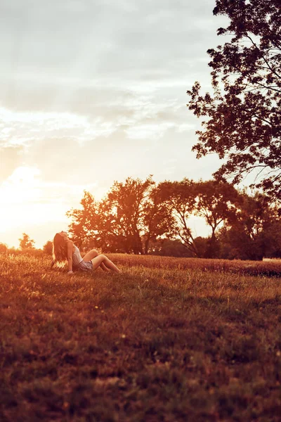 Silhouette Una Donna Seduta Campo — Foto Stock