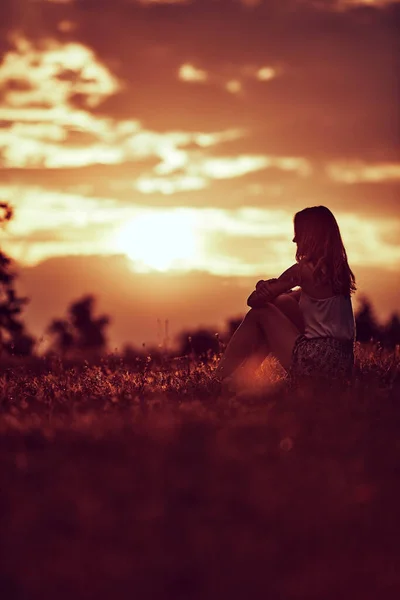 Silhouette Una Donna Seduta Campo — Foto Stock