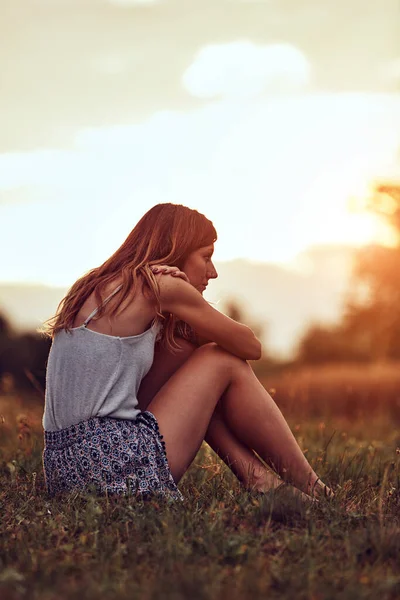 Silhouette Una Donna Seduta Campo — Foto Stock