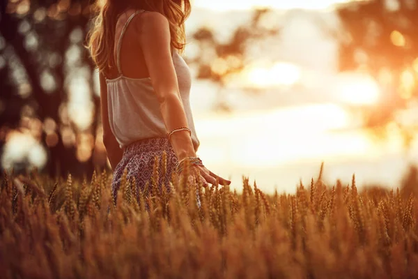 Genç bayan buğday tarlasında eğleniyor..