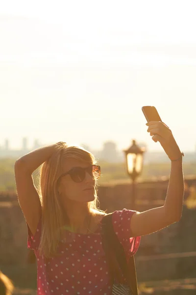 Молода Жінка Використовує Сучасний Смартфон Міському Середовищі — стокове фото